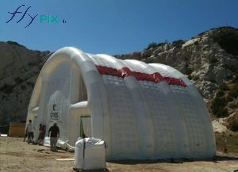 Inflatable tunnel tent, made of 0.6 mm PVC, double-layered padding, sealed air chamber, inflated with an electric pump. – All rights reserved, reproduction prohibited. Copyright FlyPix / Vivien LAÏLLE.