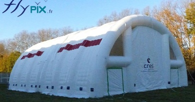 Exterior view of the large inflatable hangar, with its double-skinned padded envelope. – All rights reserved, reproduction prohibited. Copyright FlyPix / Vivien LAÏLLE.
