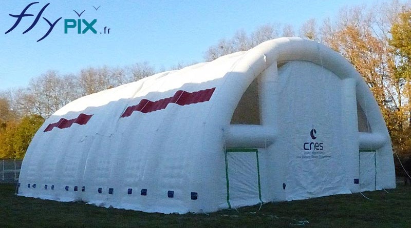 Exterior view of the large inflatable hangar, with its double-skinned padded envelope. – All rights reserved, reproduction prohibited. Copyright FlyPix / Vivien LAÏLLE.