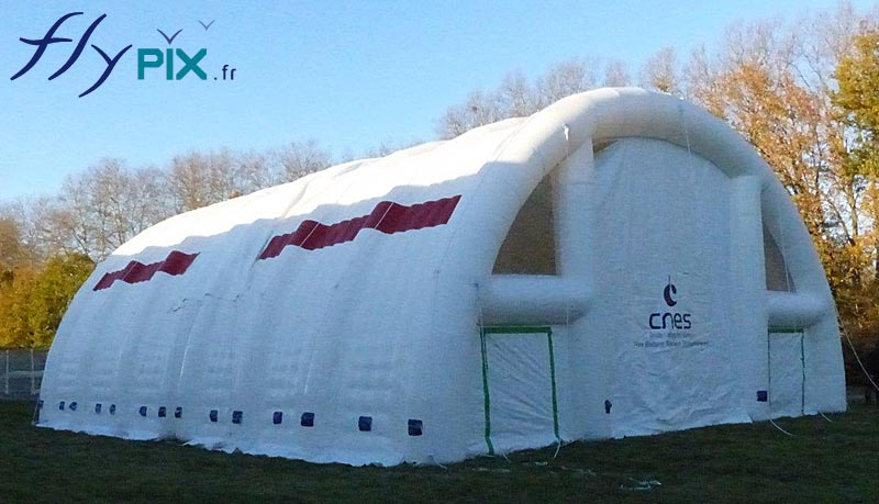 Exterior view of the large inflatable hangar, with its double-skinned padded envelope. – All rights reserved, reproduction prohibited. Copyright FlyPix / Vivien LAÏLLE.