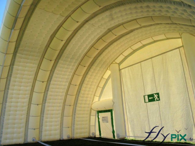 Custom-made inflatable shelters meet a variety of needs, such as equipment or machinery storage, cleaning, decontamination, construction sites, and the building and public works sector. – All rights reserved, reproduction prohibited. Copyright FlyPix / Vivien LAÏLLE.