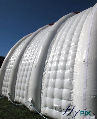 Industrial inflatable shelter or hangar, with a double-skin, padded PVC shell. This type of padded structure ensures the overall robustness of the tent. – All rights reserved, reproduction prohibited. Copyright FlyPix / Vivien LAÏLLE.