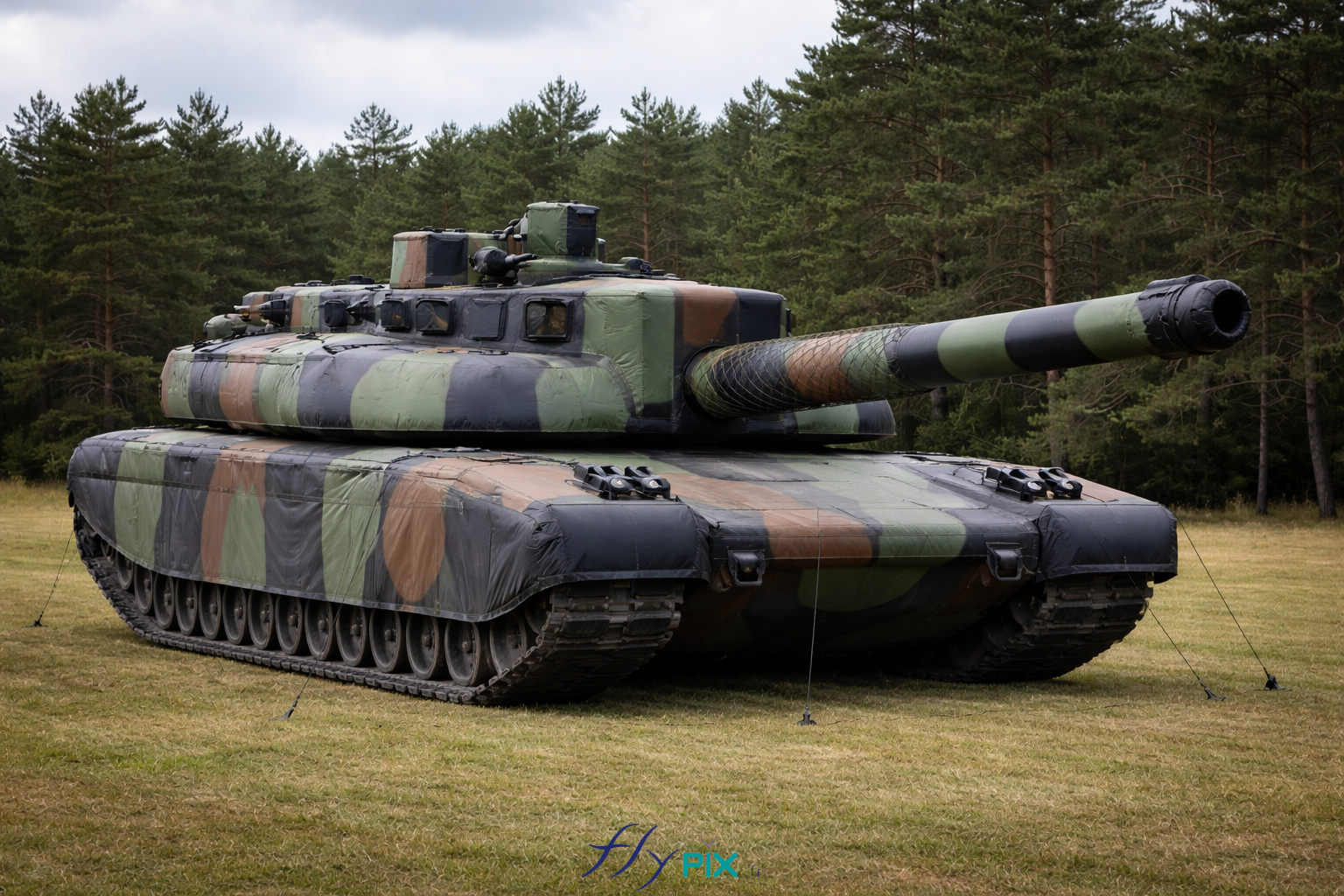 We offer our know-how and expertise for the custom design and manufacture, in France, of inflatable military decoys: boats, frigates, tanks, helicopters, aircraft, armored vehicles, missile launchers, etc.