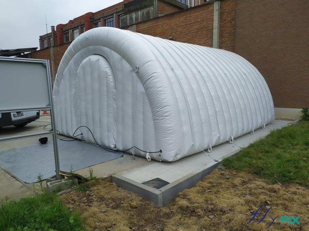 Inflatable tunnel-shaped shelter featuring a double-walled, quilted 0.6 mm PVC skin and a sealed-air design, intended for noise containment and the mitigation of noise pollution in outdoor environments. It also provides sound and thermal insulation. – All rights reserved; copyright FLYPIX / Vivien LAÏLLE.