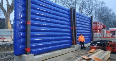 Grand Paris Express, Meudon urban construction site: mobile inflatable screens and walls for noise and disturbance reduction; inflatable structures featuring a double-skin, quilted 0.6 mm PVC shell and a sealed-air design, inflated using an electric pump. – All rights reserved, copyright FLYPIX / Vivien LAÏLLE.