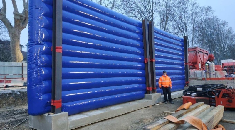 Grand Paris Express, Meudon urban construction site: mobile inflatable screens and walls for noise and disturbance reduction; inflatable structures featuring a double-skin, quilted 0.6 mm PVC shell and a sealed-air design, inflated using an electric pump. – All rights reserved, copyright FLYPIX / Vivien LAÏLLE.
