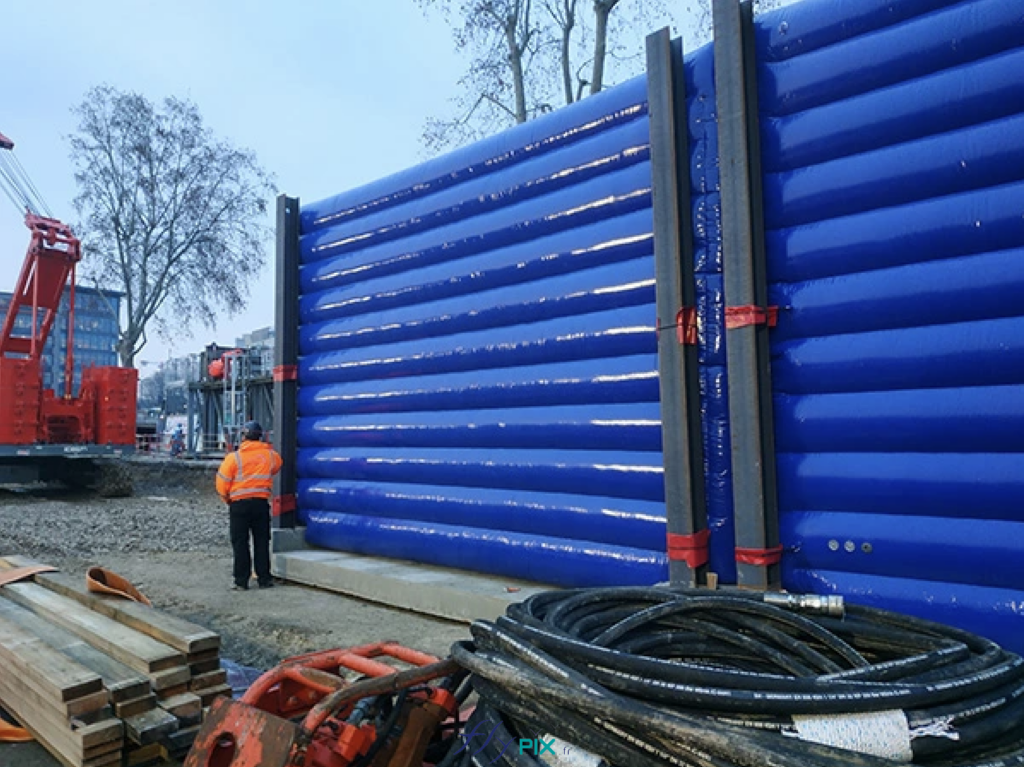 Grand Paris Express, Meudon urban construction site: inflatable noise-reduction walls serve as acoustic barriers to curb the spread of sound waves and noise pollution in urban areas, thereby improving comfort for local residents and neighbors. – All rights reserved, copyright FLYPIX / Vivien LAÏLLE.