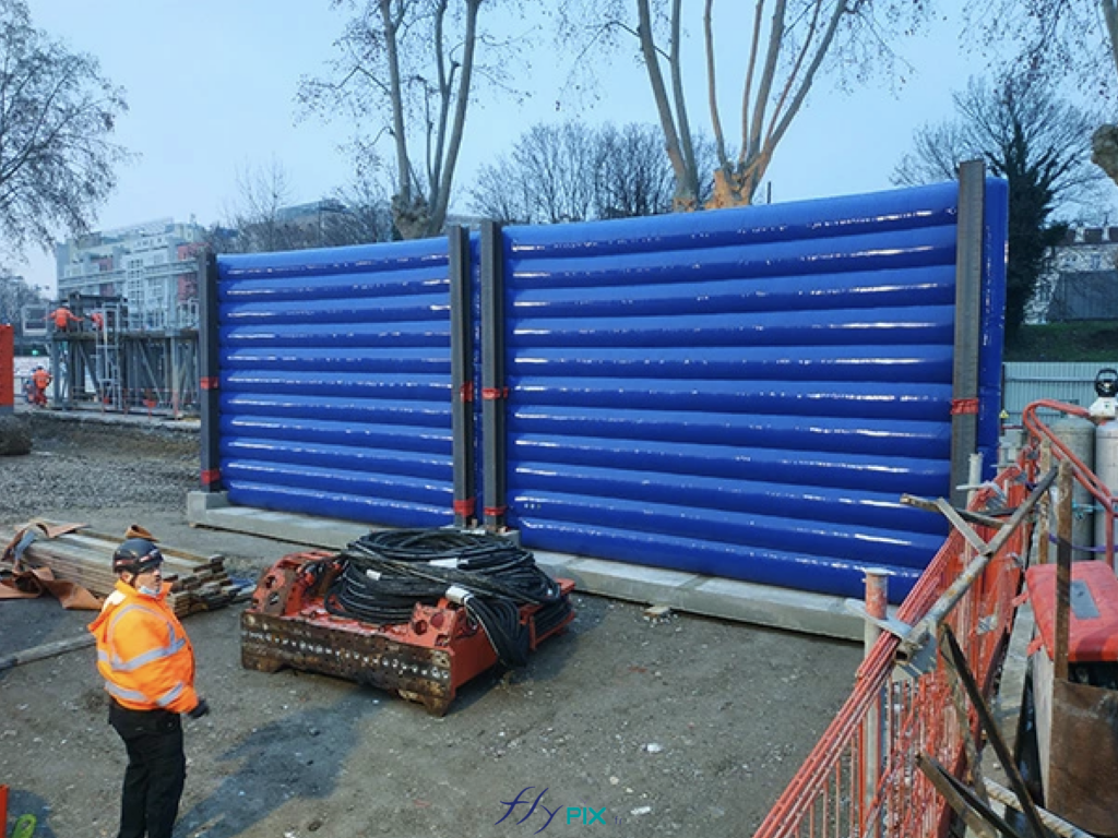 Grand Paris Express, Meudon urban construction site: the inflatable noise-reduction walls are inflatable structures held vertically by concrete and metal beam frameworks to ensure greater strength, stability, and wind resistance. – Copyright Vivien LAÏLLE/FlyPix; all rights reserved; reproduction prohibited.