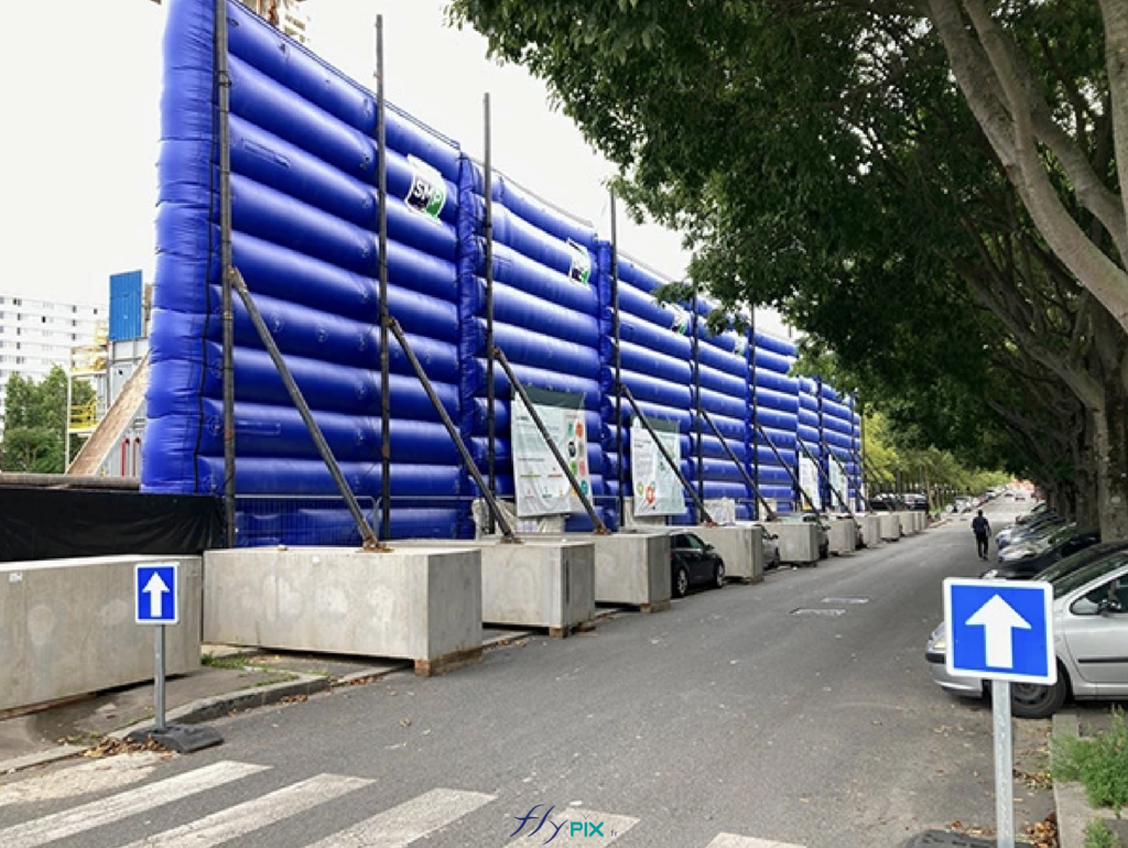 To limit the noise impact generated by drilling operations and heavy equipment, sound barriers and inflatable noise-reduction walls have been deployed around the noisiest areas of the construction site. – Copyright Vivien LAÏLLE/FlyPix; all rights reserved; reproduction prohibited.