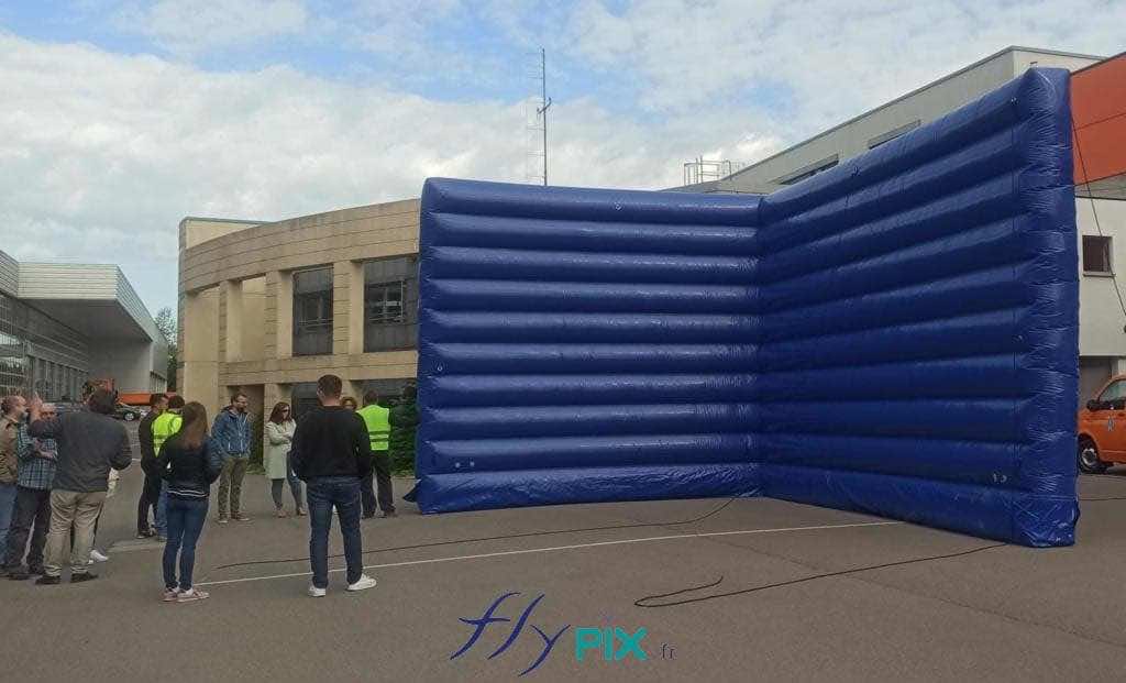 Our technical team trains urban construction site technicians and operators on the principles and procedures for assembling and installing our inflatable noise-reduction walls. We manufacture L-shaped, U-shaped, and modular wall sections that can be combined to form enclosures, containing and reducing the noise generated by loud machinery on urban construction sites. This helps improve the quality of life for local residents and the surrounding community. All rights reserved; copyright FLYPIX.