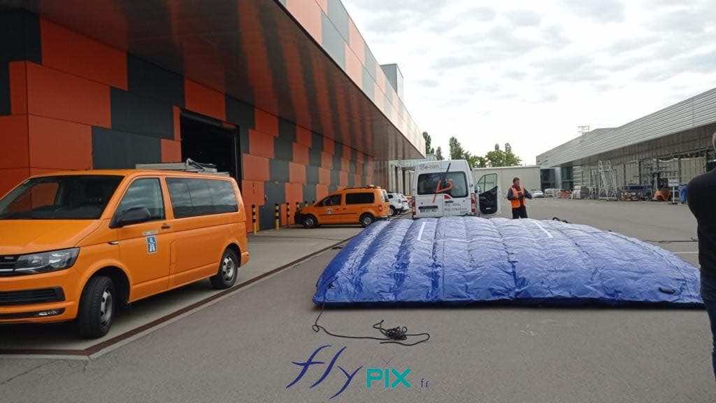 Deployment of an inflatable noise-reduction wall near the Luxembourg construction site during the field operator training phase. All rights reserved; copyright FLYPIX.
