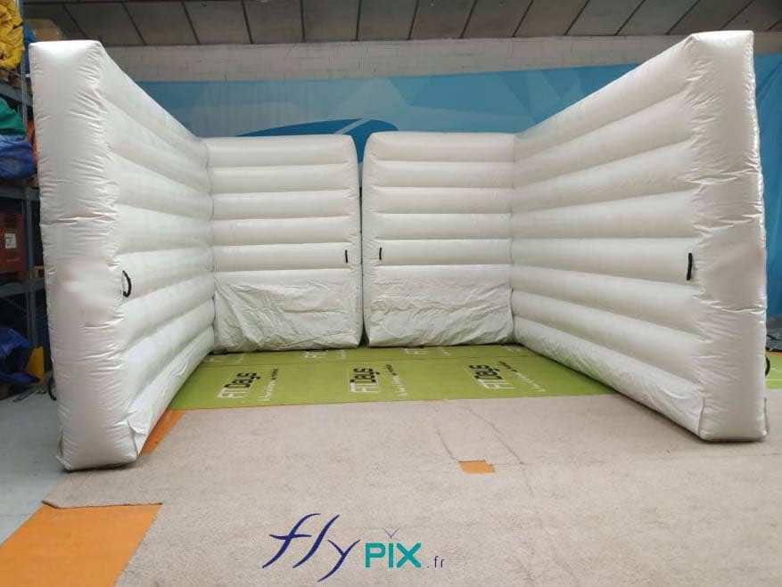 These two inflatable walls are shown deployed during the inflation test phase at the manufacturing workshop in France. These inflatable structures reduce machinery noise by approximately 15 to 18 dB. We collaborate with the certification body Bureau Veritas, which conducts acoustic measurements using microphones in real-world conditions. They are very easy to install and deploy on work sites, and they are reusable. – All rights reserved; reproduction prohibited. Copyright FlyPix / Vivien LAÏLLE.