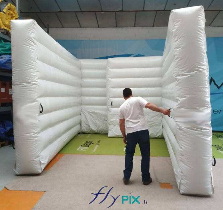 A technician checks the design and finish of two inflatable walls made of single-skin 0.6 mm PVC, shown here in the manufacturing workshop in Orléans, France. – All rights reserved; reproduction prohibited. Copyright FlyPix / Vivien LAÏLLE.