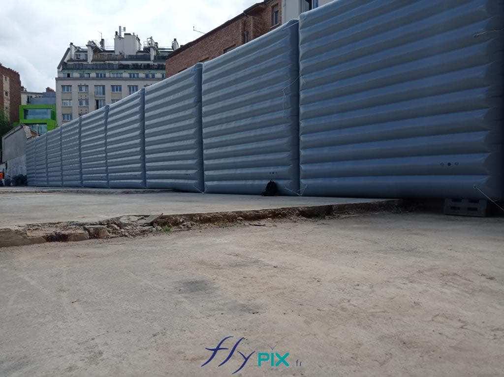Once installed and aligned, the inflatable noise-reduction walls will play a vital role in improving comfort for nearby residents and those living around the urban construction site, both day and night. – All rights reserved; reproduction prohibited. Copyright FlyPix / Vivien LAÏLLE.
