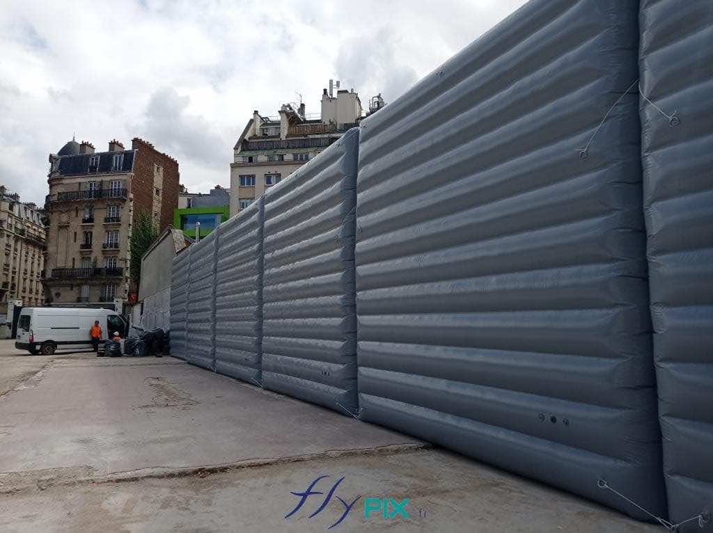 Another photo of the inflatable noise barriers, positioned along a wire fence. Technicians have completed the on-site setup and installation. A total of 32 barriers were installed at the site. – All rights reserved; reproduction prohibited. Copyright FlyPix / Vivien LAÏLLE.